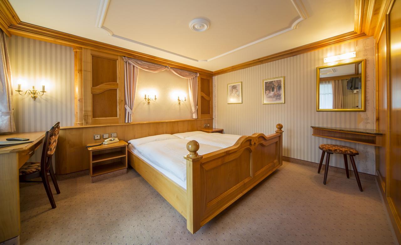 Hotel Olympia Saas-Almagell Exteriör bild